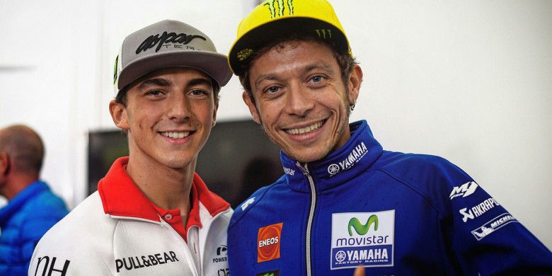 Pebalap MotoGP asal Italia, Valentino Rossi (kanan) berpose dengan salah satu anak didiknya di atas lintasan balap, Francesco Bagnaiai.
