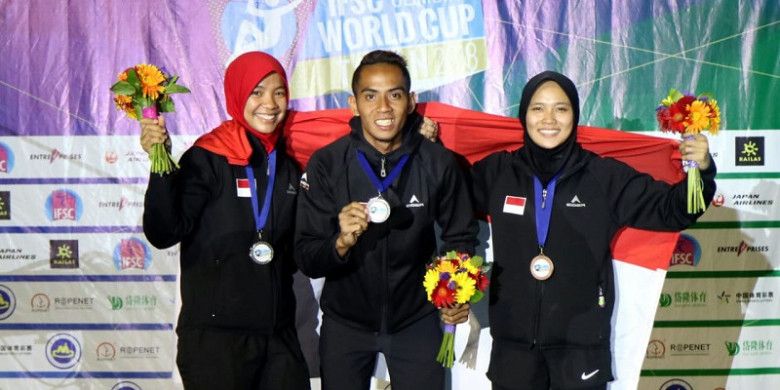 Agustina Sari, Sabri dan Aries Susanti Rahayu berfoto bersama usai meraih medali pada IFSC World Cup di Tai?an, China, Minggu (13/5/2018).