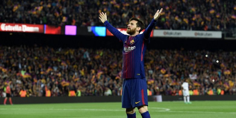 Megabintang FC Barcelona, Lionel Messi, merayakan golnya ke gawang Real Madrid dalam laga Liga Spanyol di Stadion Camp Nou, Barcelona pada 6 Mei 2018.
