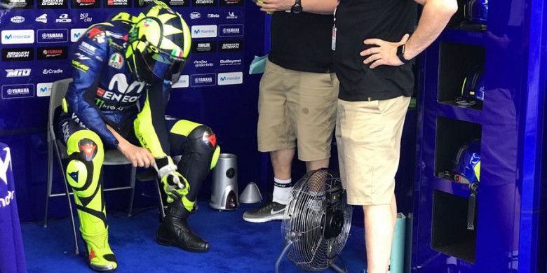 Valentino Rossi (kiri) saat berada di paddock tim Movistar Yamaha ketika MotoGP Argentina sempat ditunda sementara, Minggu (8/4/2018).
