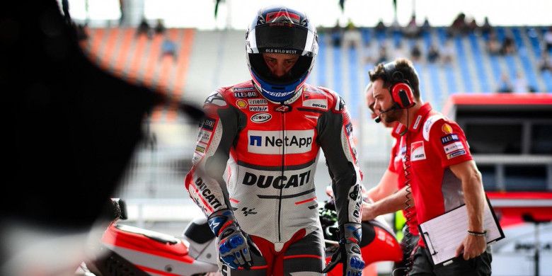 Pebalap tim Ducati, Andrea Dovizioso, saat sesi latihan bebas kedua MotoGP Qatar 2018 di Sirkuit Losail, Qatar, Jumat (16/3/2018).
