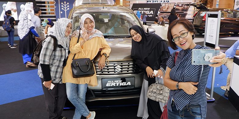 Mengambil berbagai foto untuk konten blog maupun vlog soal Suzuki All New Ertiga, wajah baru MPV keluarga Indonesia.