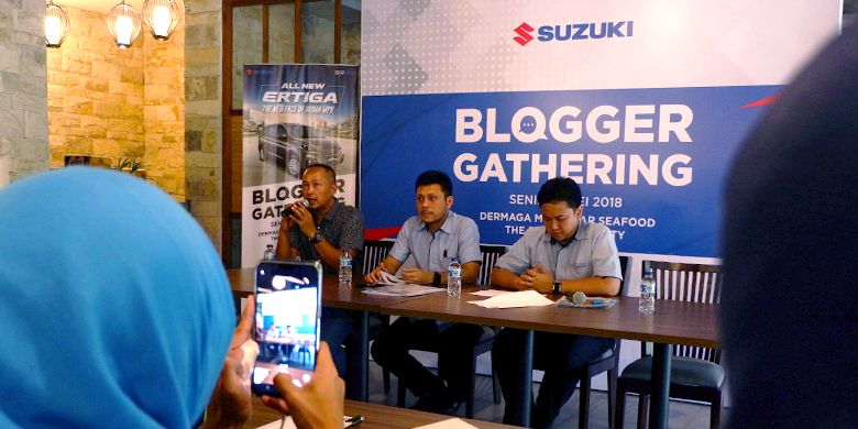 Kiri ke kanan: Aris Harvenda, Harold Donnel, dan Yulius Purwanto saat mengisi sesi pemaparan di Blogger Gathering, Senin (14/5)
