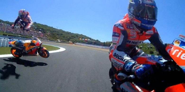 Momen yang diambil dari kamera motor Jorge Lorenzo saat Dani Pedrosa (kiri) dan Andrea Dovizioso (kanan) mengalami insiden dramatis pada gelaran MotoGP Spanyol 2018, Minggu (6/5/2018).
