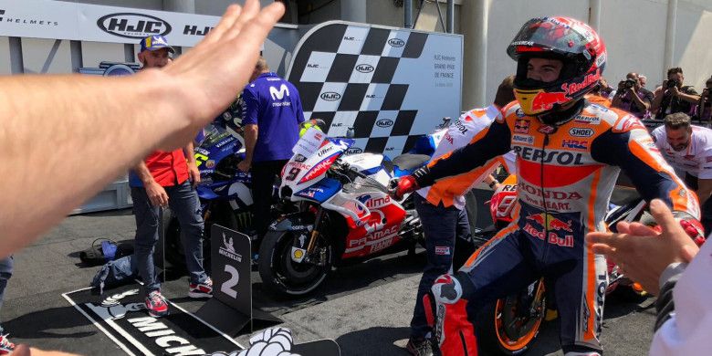 Marc Marquez merayakan kemenangannya di MotoGP Perancis bersama tim Repsol Honda, Minggu (20/5/2018).
