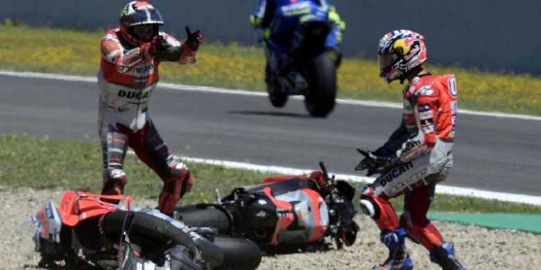 Dua pebalap Ducati, Jorge Lorenzo (kiri) dan Andrea Dovizioso (kanan) tampak saling berargumen usai terlibat insiden pada balapan MotoGP Spanyol 2018 yang digelar Minggu (6/5/2018).
