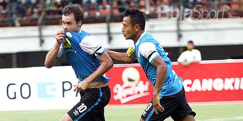 Pemain Barito Putera, Douglas Pacer (kiri), melakukan selebrasi bersama Samsul Arif usai mencetak gol ke gawang Persebaya dalam laga lanjutan Liga 1 2018 di Gelora Bung Tomo Surabaya, Minggu (8/4/2018).
