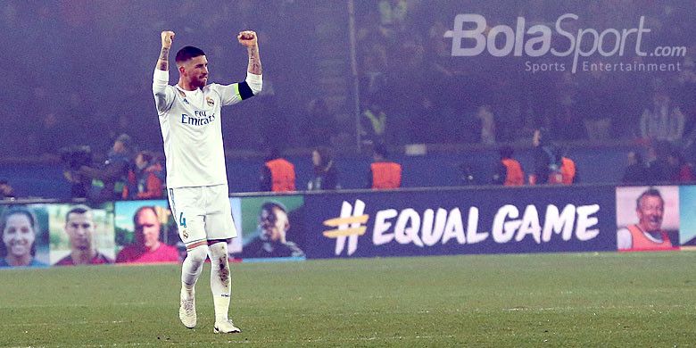 Bek Real Madrid, Sergio Ramos, merayakan kemenangan mereka atas Paris Saint-Germain dalam laga leg kedua 16 besar Liga Champions di Parc des Princes, Rabu (7/3) dini hari WIB.
