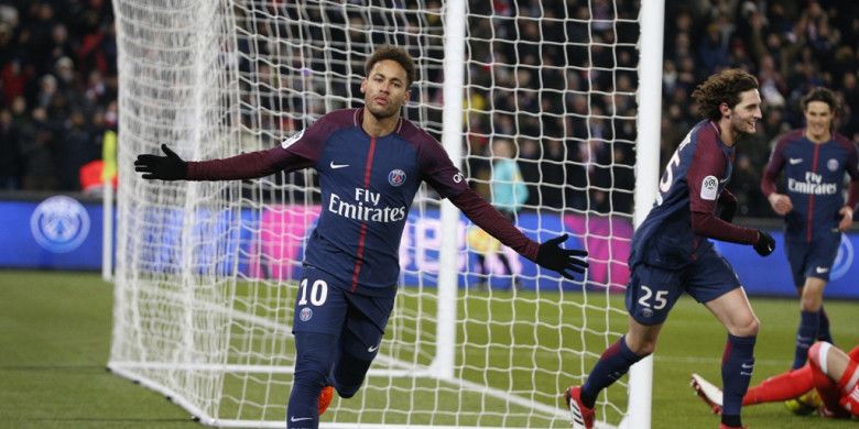 Bintang Paris Saint-Germain, Neymar, merayakan gol bunuh diri yang dicetak bek Olympique Marseille, Rolando, dalam laga Liga Prancis di Stadion Parc des Princes, Paris, pada 25 Februari 2018.
