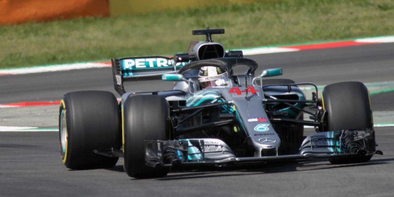 Lewis Hamilton, pebalap Inggris yang kalau disuruh memilih pasti ingin Silverstone jadi tuan rumah balapan F1 ke-1000 walau digelar pada bulan April.
