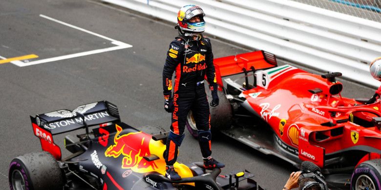 Daniel Ricciardo melakukan selebrasi unik dengan menaiki mobil F1 nya ketika menjadi pemenang di GP Monaco 2018, Minggu (27/5/2018).
