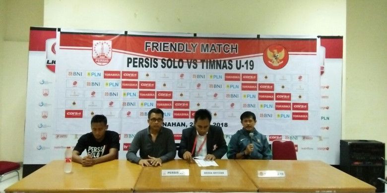 Pelatih timnas U-19 Indonesia, Indra Sjafri, saat memberikan keterangan kepada awak media pada sesi jumpa pers seusai laga di Stadion Manahan, Solo, Senin (28/5/2018).