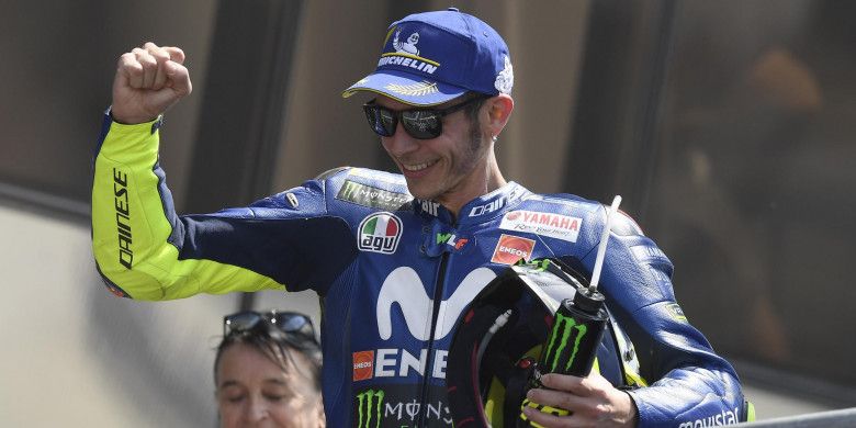Valentino Rossi berselebrasi usai meraih podium posisi ketiga pada seri kelima MotoGP Prancis, Minggu (20/5/2018).
