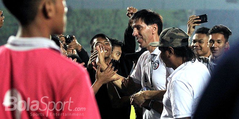 Pelatih Arema FC, Milan Petrovic, mendapat sambutan dari pendukung Arema FC seusai timnya mengalahkan Bhayangkara FC pada laga pekan ke-10 Liga 1 2018 di Stadion Kanjuruhan Kabupaten Malang, Jawa Timur, Selasa (22/05/2018) malam.
