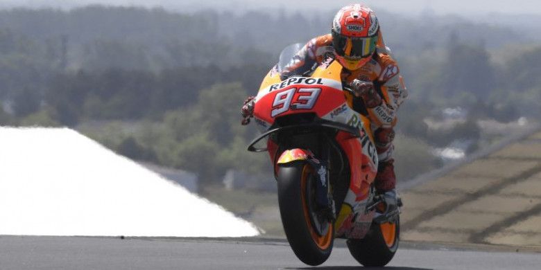 Pebalap tim Repsol Honda, Marc Marquez, saat beraksi pada sei latihan bebas MotoGP Prancis, Jumat (18/5/2018).
