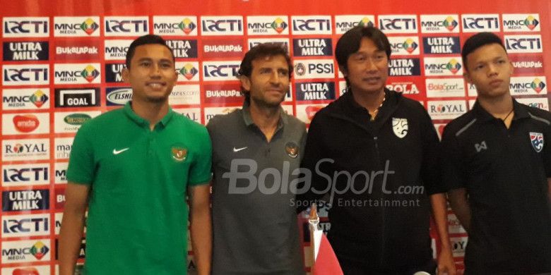 Pelatih timnas U-23 Luis Milla bersama Ricky Fajrin dan asisten pelatih timnas U-23 Thailand, Naruephon Kaenson, Suriya Singmui
