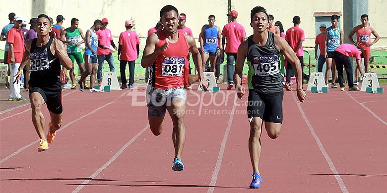 Aksi atlet atletik, Eko Rimbawan (kanan), saat berlaga dalam babak semifinal Lari Putra 100 meter Kejurnas Atletik di Stadion Atletik Rawamangun, Jakarta Timur, Sabtu (9/12/17).
