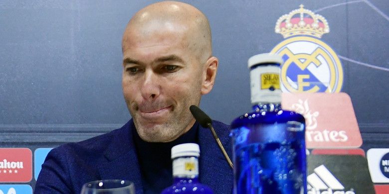 Ekspresi Zinedine Zidane saat mengkonfirmasi mundur sebagai pelatih Real Madrid di Valdebebas, Madrid, Spanyol, pada Kamis (31/5/2018).
