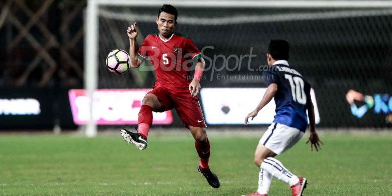 Bek Timnas U-19 Indonesia, Nurhidayat Haris, menghalau bola pada laga melawan Timnas U-19 Kamboja dalam laga di Stadion Patriot Candrabhaga, Rabu (4/10/2017).