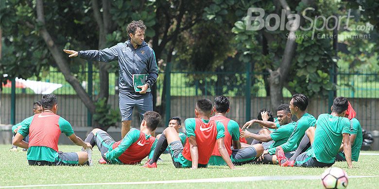 Pelatih timnas Indonesia U-23, Luis Milla, memberikan instruksi saat memimpin jalannya pemusatan latihan di Lapangan ABC Senayan, Jakarta, Selasa (20/2/2018). Pemusatan latihan ini dilakukan jelang Asian Games 2018. 