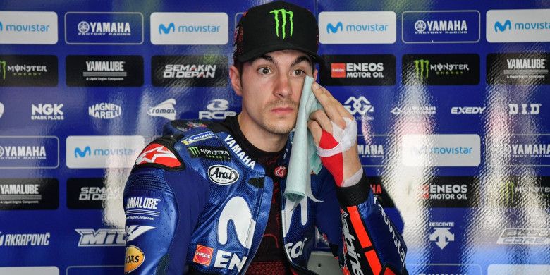 Pebalap Movistar Yamaha MotoGP, Maverick Vinales, menyeka keringat di wajahnya saat beristirahat pada hari pertama tes pramusim MotoGP 2018 di Sirkuit Internasional Sepang, Malaysia, 28 Januari 2018.
