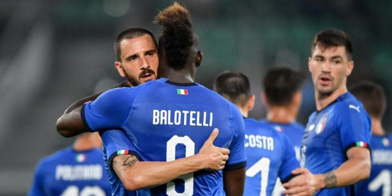 Mario Balotelli berpelukan dengan Leonardo Bonucci selepas mencetak gol ke gawang Arab Saudi dalam laga uji coba di Stadion Kybunpark, St. Gallen, Swiss, 28 Mei 2018.