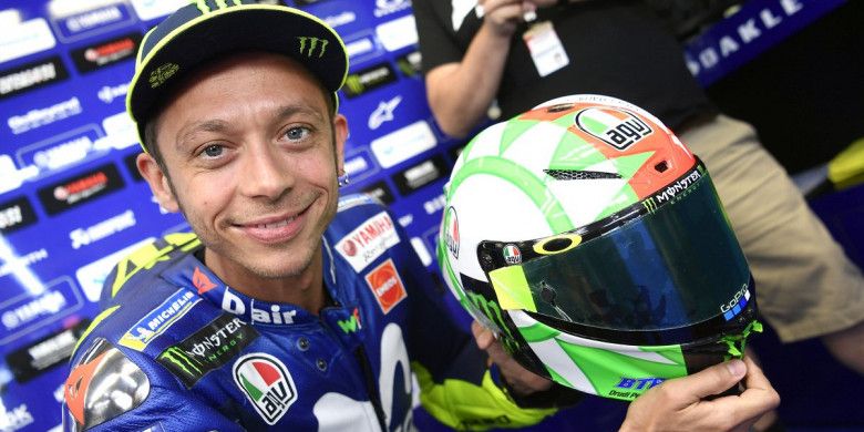 Valentino Rossi memamerkan desain helm terbarunya saat sesi latihan bebas MotoGP Italia, Sabtu (2/6/2018).

