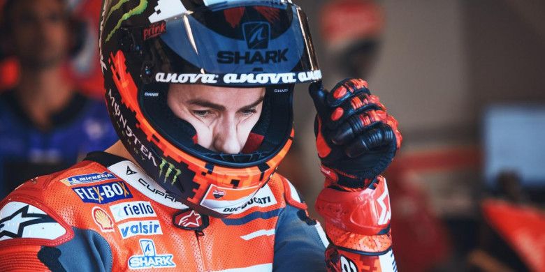 Pebalap Ducati, Jorge Lorenzo sedang bersiap untuk menjalani sesi latihan bebas 1 (FP1) di Sirkuit Mugello, untuk MotoGP Italia, Jumat (1/6/2018).

