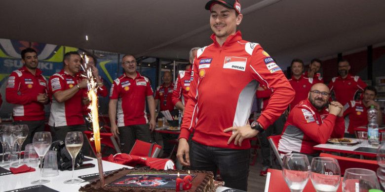 Jorge Lorenzo merayakan hari ulang tahunnya ke-31 bersama tim Ducati.
