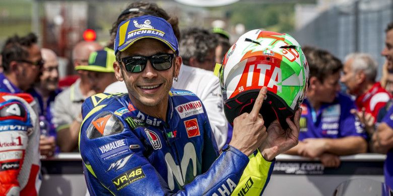 Valentino Rossi, tiada kegembiraan selain meraih pole position di kandang sendiri, GP Italia, dengan desain helm spesial.
