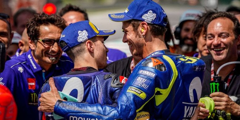 Dua pebalap Movistar Yamaha, Maverick Vinales dan Valentino Rossi saling berpelukan usai sesi kualifikasi MotoGP Italia 2018 berakhir pada Sabtu (2/6/2018).