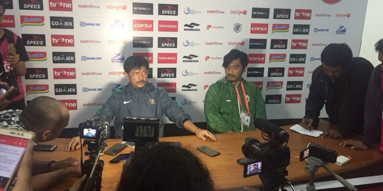 Pelatih timnas U-19 Indonesia, Indra Sjafri (kiri) dalam sesi jumpa pers usai laga persahabatan kontra PSS Sleman, Sabtu (2/6/2018).
