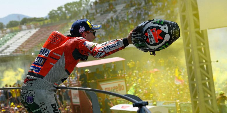 Pebalap Ducati, Jorge Lorenzo, merayakan kemenangannya pada balapan MotoGP Italia yang digelar di Sirkuit Mugello, Minggu (3/6/2018).
