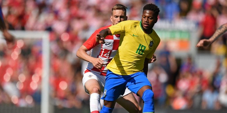 Gelandang Brasil, Fred (kanan), berduel dengan pemain Kroasia, Filip Bradaric, dalam laga persahabatan di Stadion Anfield, Liverpool, Inggris pada 3 Juni 2018.