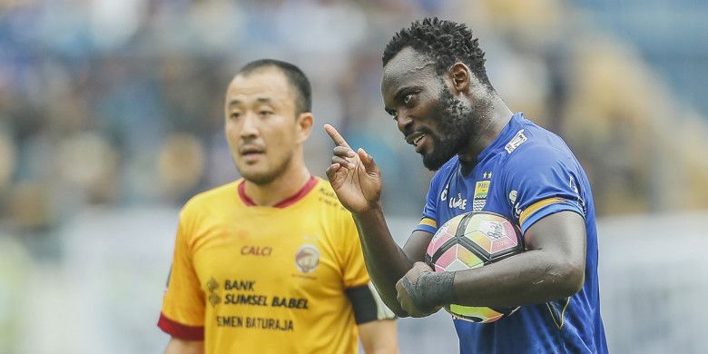 Gelandang Persib Bandung, Michael Essien, saat melawan Sriwijaya FC di Piala Presiden 2018, Selasa (16/1/2018).
