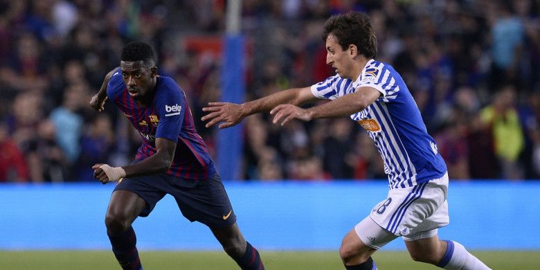 Ousmane Dembele berduel dengan Mikel Oyarzabal saat laga antara Barcelona Vs Real Sociedad di Camp Nou, Minggu (20/5/2018) atau Senin dini hari WIB.

