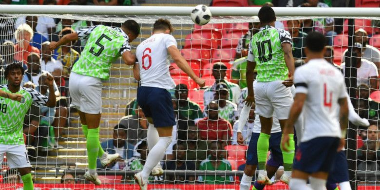 Bek Inggris, Gary Cahill, mencetak gol sundulan ke gawang Nigeria dalam laga uji coba di Stadion Wembley, Sabtu (2/6/2018)
