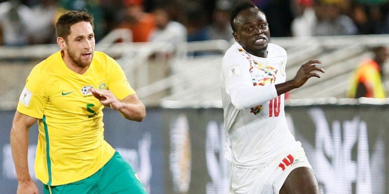 Pemain Senegal, Sadio Mane (kanan), dalam laga kontra Afrika Selatan pada Jumat (10/11/2017)
