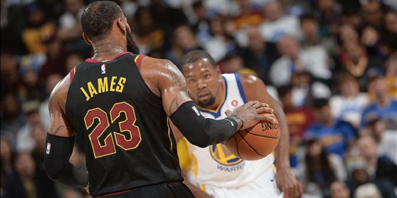 Duel antara LeBron James (kiri) dan Kevin Durant (kanan) dipastikan bakal kembali tersaji saat Cleveland Cavaliers dan Golden State Warriors tampil pada fase NBA Finals 2018.
