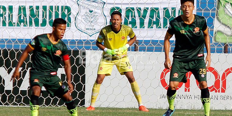 Kiper PS Tira, Syahrul Trisna (tengah), saat tampil dalam laga pekan kedelapan Liga 1 2018 melawan PSMS Medan di Stadion Sultan Agung, Bantul, Jumat (11/5) sore WIB.
