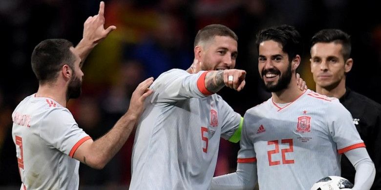 Dari kiri ke kanan: Dani Carvajal, Sergio Ramos, dan Isco merayakan kemenangan timnas Spanyol atas Argentina dalam laga uji coba di Stadion Wanda Metropolitano, Madrid, 27 Maret 2018.
