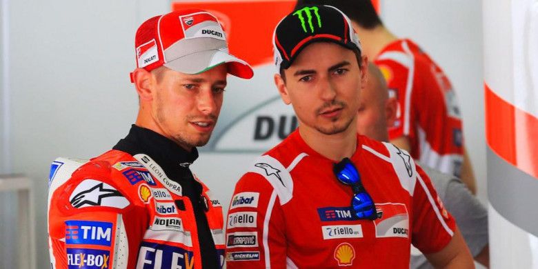 Pebalap penguji Ducati, Casey Stoner (kiri), berbincang dengan Jorge Lorenzo.
