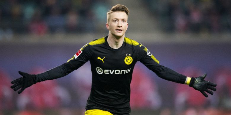 Gelandang Borussia Dortmund, Marco Reus, melakukan selebrasi seusai mencetak gol ke gawang RB Leipzig di Red Bull Arena dalam partai Liga Jerman, Sabtu (3/3/2018)
