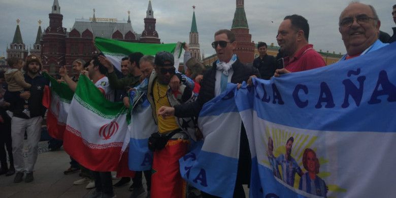 Suporter Iran dan Argentina di Red Square, Moskow, kompak mendukung tim nasional mereka masing-masing di Piala Dunia 2018.