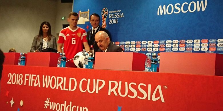 Pelatih Rusia, Stanislav Cherchesov (duduk), diikuti oleh Denis Cherysev pada konferensi pers usai laga perdana Piala Dunia 2018 antara Rusia dan Arab Saudi di Stadion Luzhniki, Moskow, Kamis (14/6/2018)
