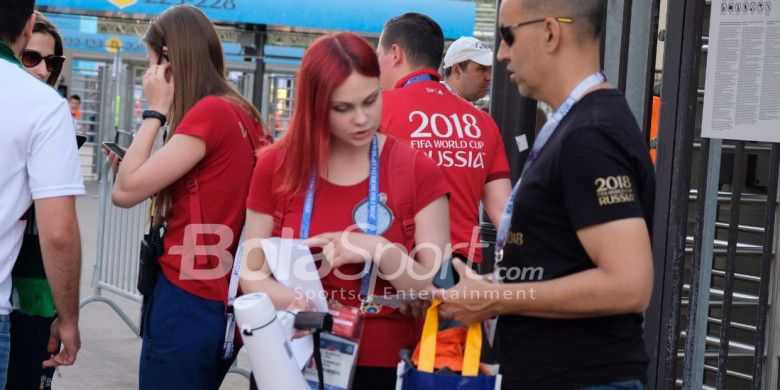 Sukarelawan yang bertugas di area dalam Stadion Luzhniki, Moskow, jelang laga timnas Jerman vs timnas Meksiko di Piala Dunia 2018, Minggu (17/6/2018)