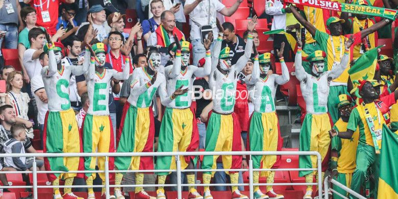 Suporter Senegal memberikan dukungan kepada negara mereka pada laga Polandia vs Senegal di Stadion Spartak, Moskow, Selasa (19/6/2018).