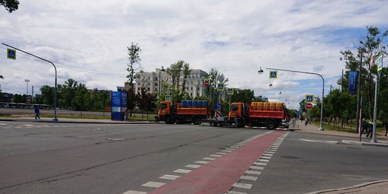 Barikade truk menutupi akses jalan menuju Stadion St Petersburg, Rusia, jelang laga Brasil kontra Kosta Rika pada 22 Juni 2018.