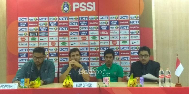 Pelatih dan pemain timnas U-23 Indonesia, Luis Milla serta Septian David Maulana saat memberikan keterangan pers seusai takluk 1-2 dari timnas U-23 Korea Selatan, Sabtu (23/6/2018).
