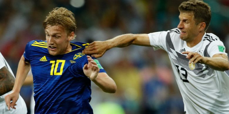 Emil Forsberg dan Thomas Mueller berduel dalam laga Swedia versus Jerman pada penyisihan grup Piala Dunia 2018 di Olimpiyskiy Stadion Fisht, Sabtu (23/6/2018).
